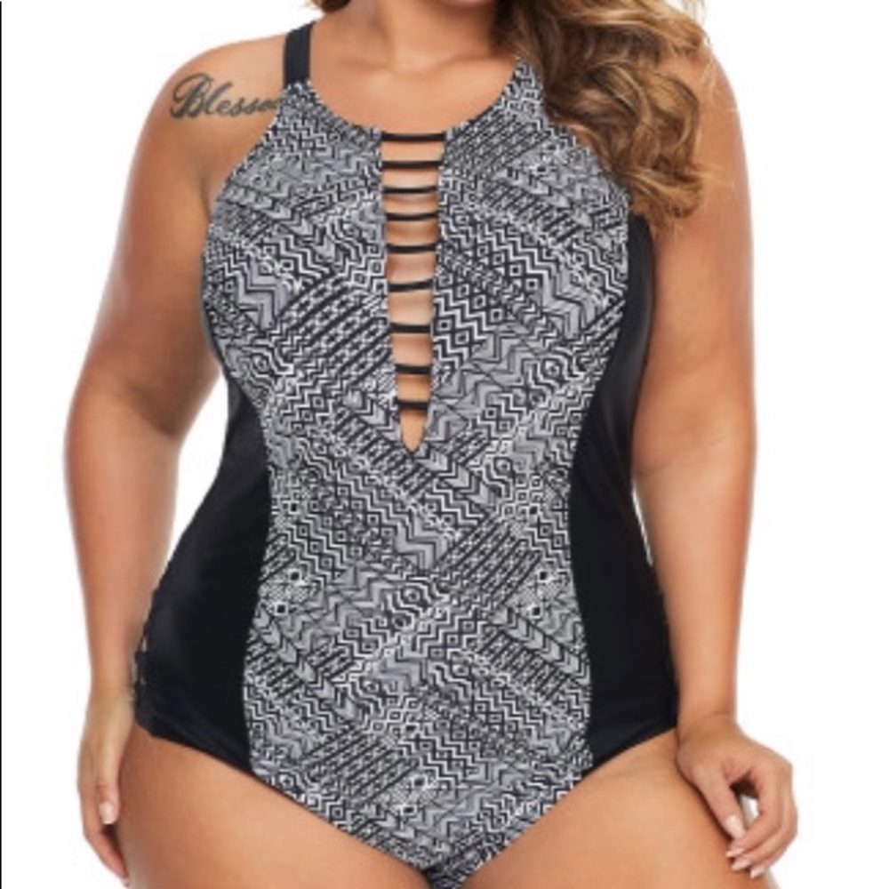 Plus size monocrome print cutout swimsuit